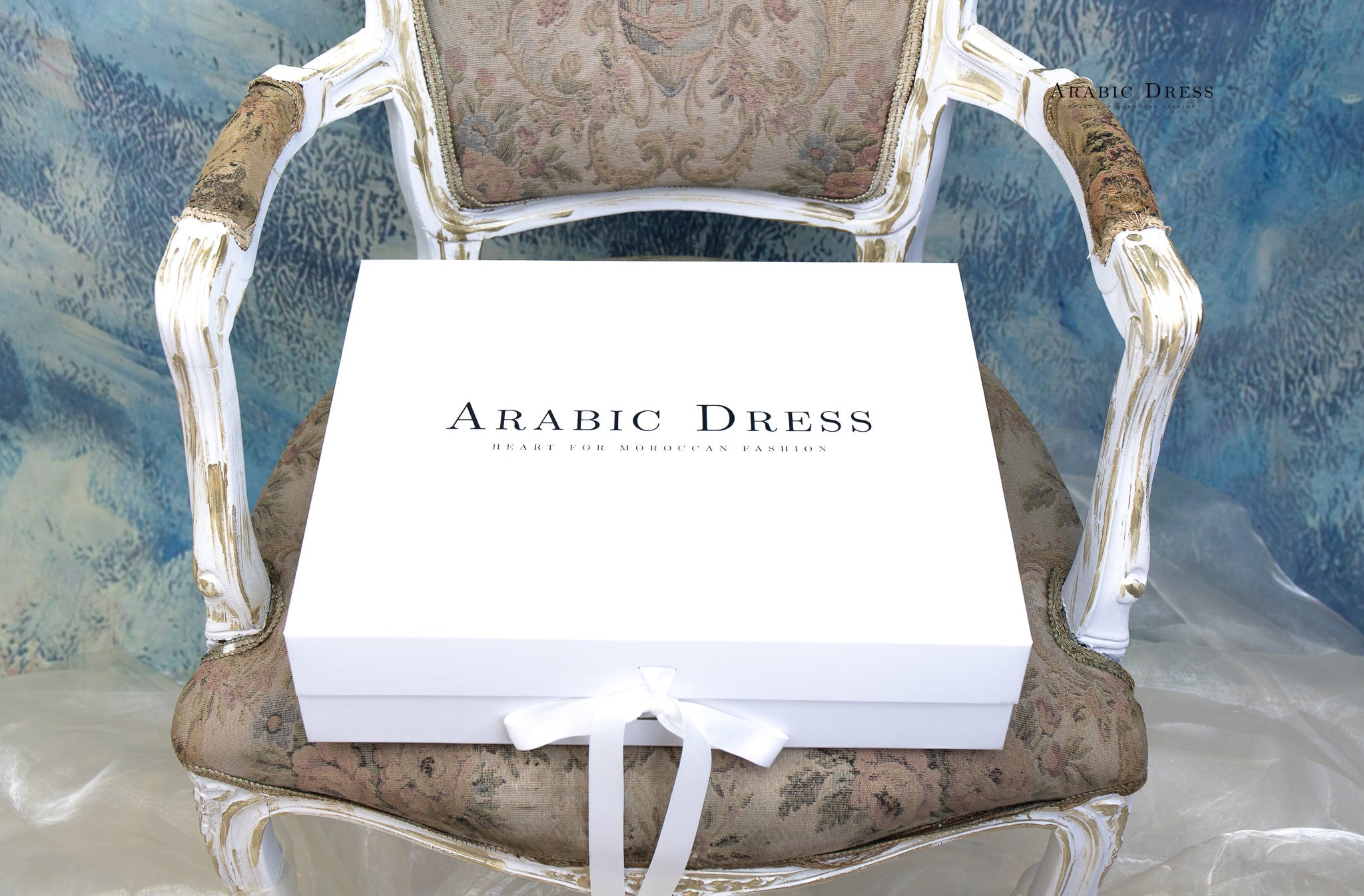 GIFT BOX SQUARE WHITE MEDUIM LOGO